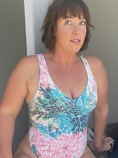 Moms in Swimwear (nn)